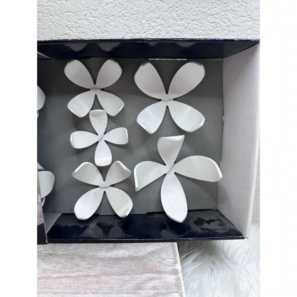 $39 🌙 NIB Umbra Wallflower Wall Decor - Set of 25